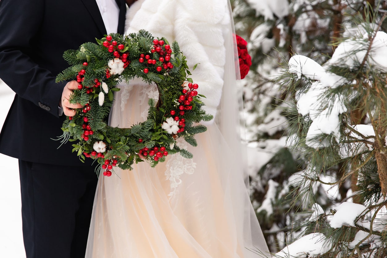holiday wedding pros and cons