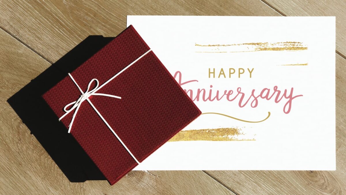 wedding anniversary gifts by year