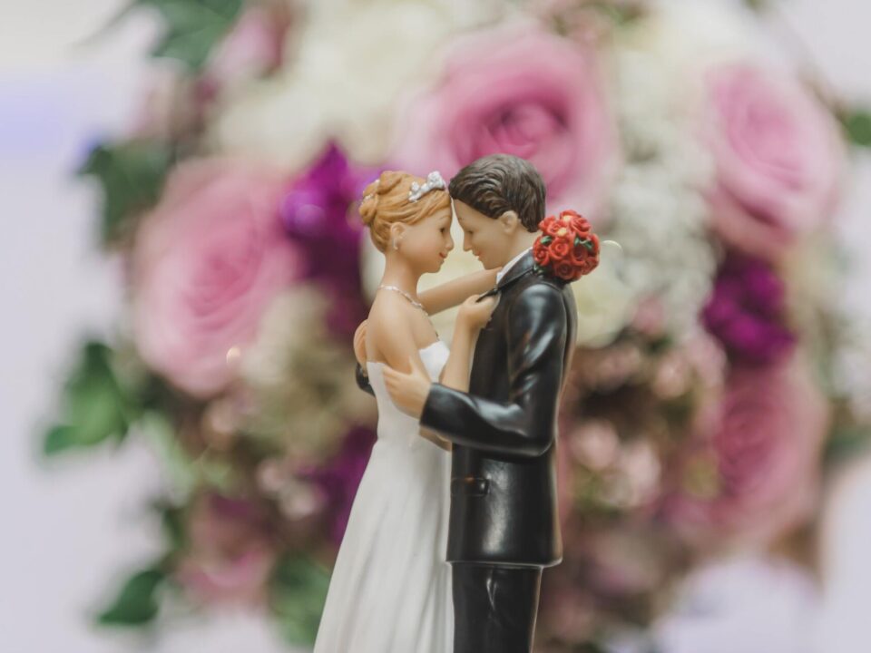 Choose the Perfect Wedding Cake Topper